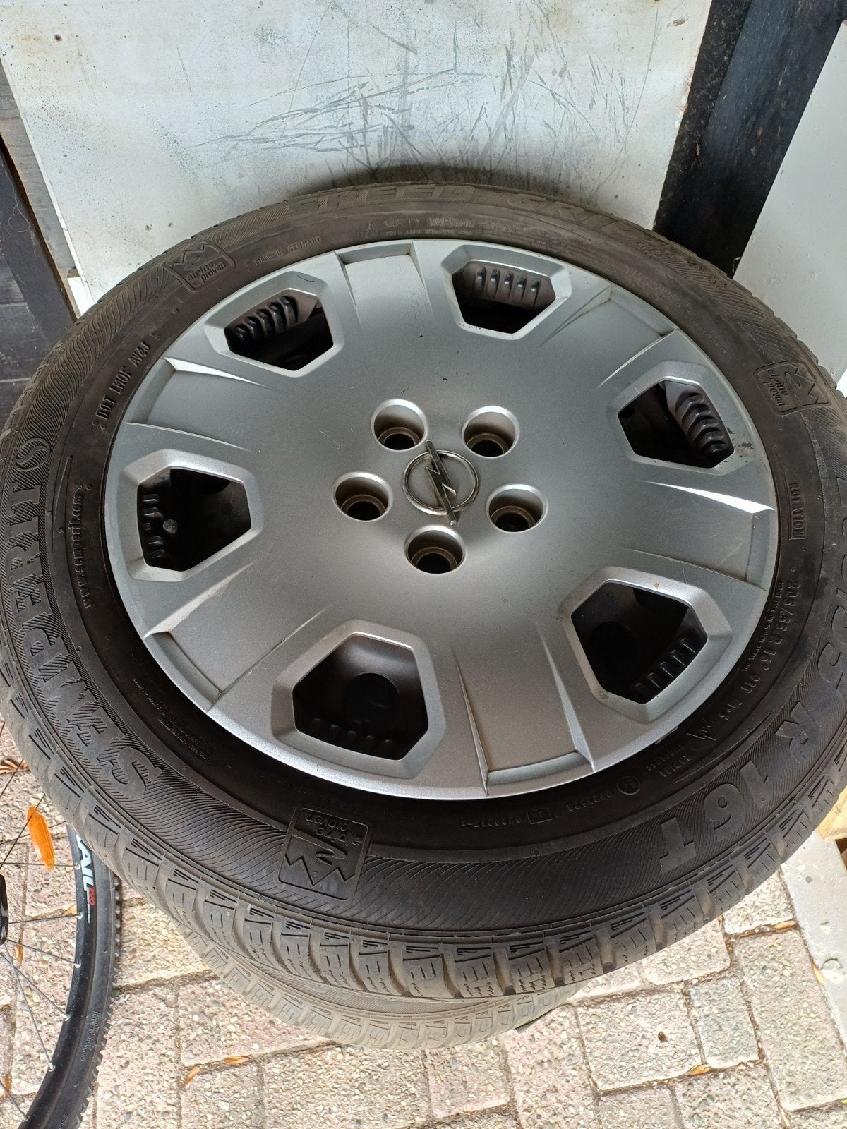Winterbanden met originele Opel wieldoppen, Ophalen, Banden en Velgen, Personenwagen, 205 mm