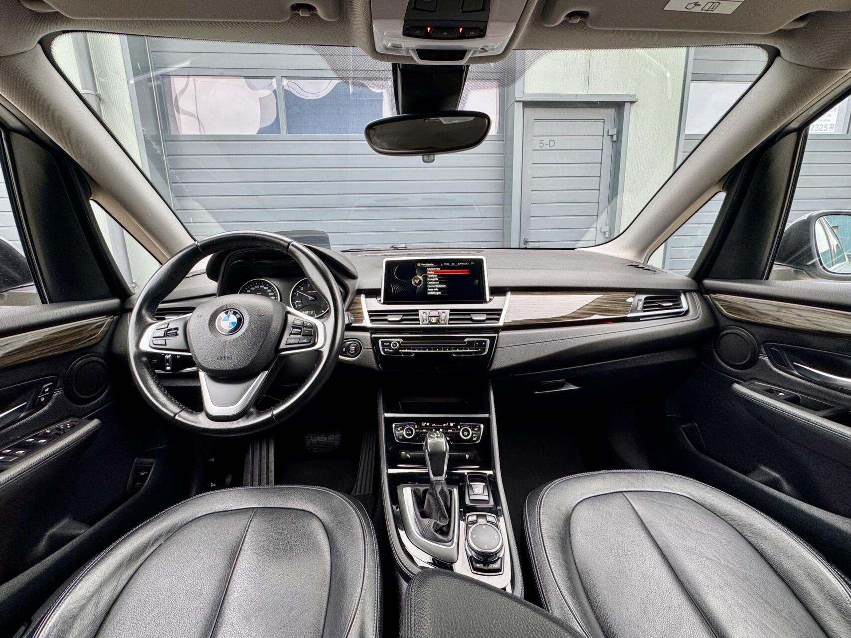 BMW 2-serie Active Tourer 220i 192pk Luxury | AUTOMAAT | Com, 1998 cc, 730 kg, Gebruikt, Automatische klimaatregeling