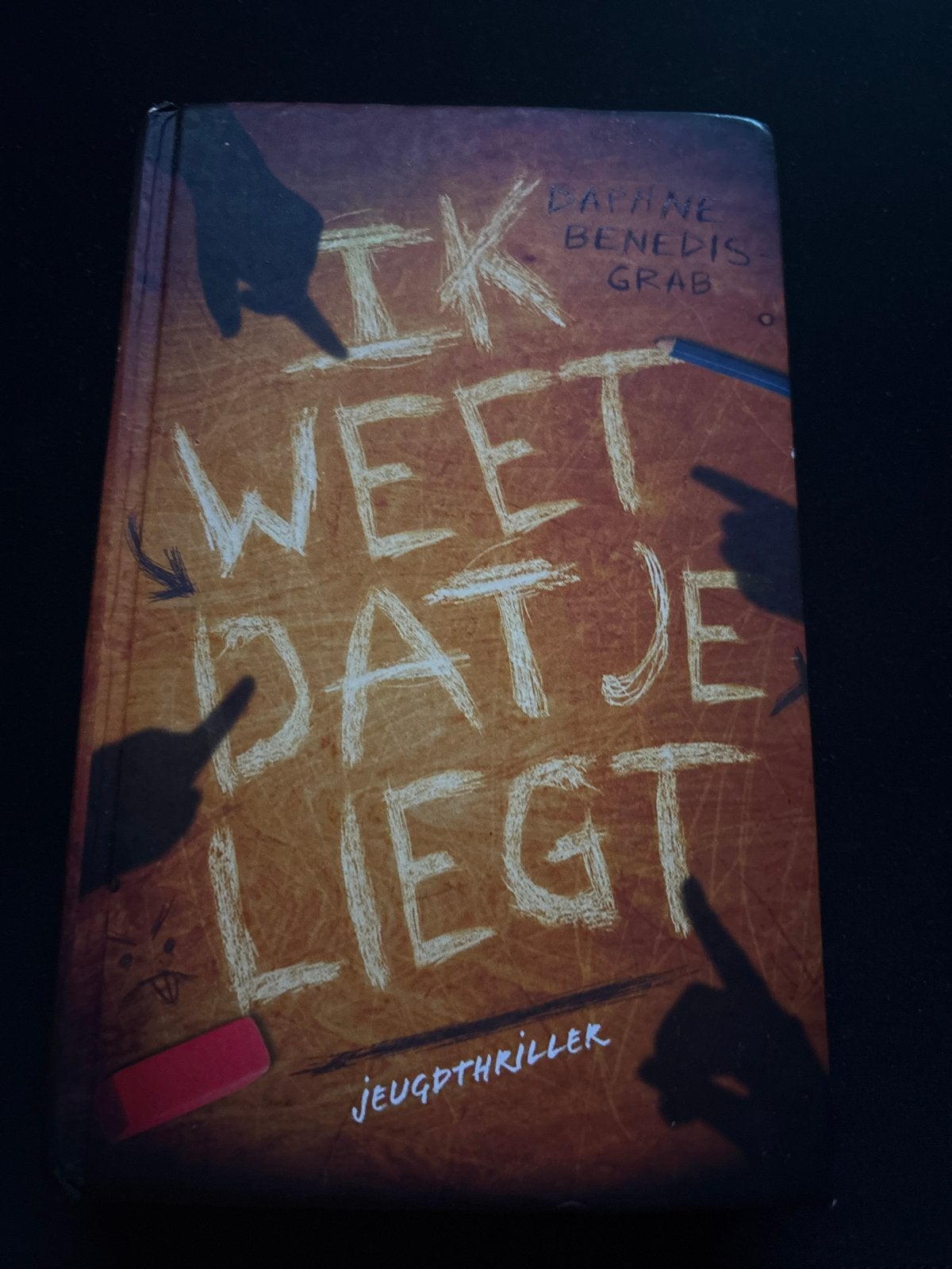 Ik Weet Dat Je Liegt - Jeugdthriller Daphne Benedis-Grab, Boeken, Ophalen, Zo goed als nieuw, Fictie