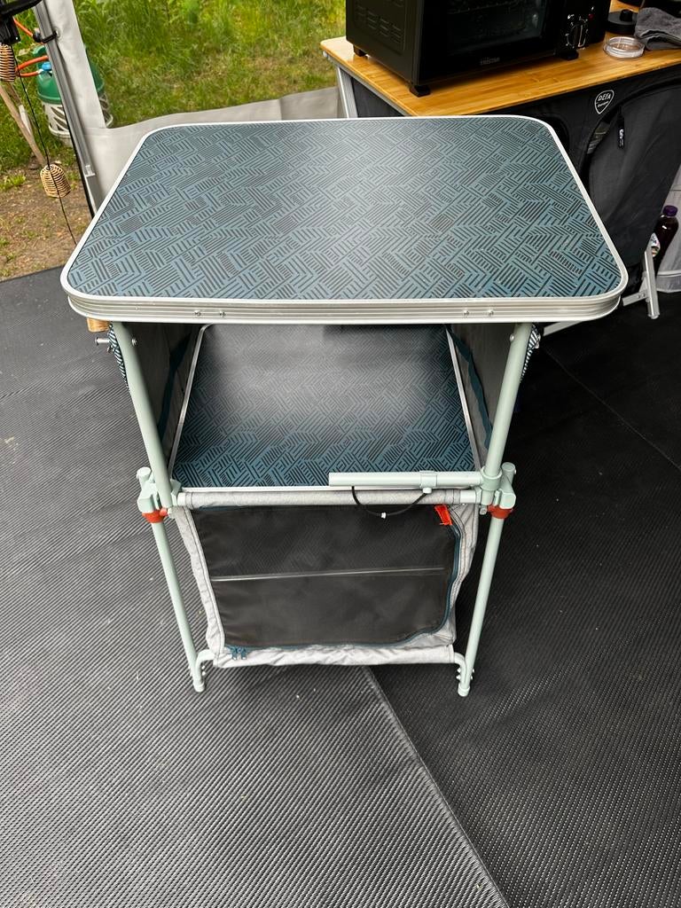Handig en snel op te zetten campingkastje - Decathlon Quechu, Caravans en Kamperen, Ophalen, Zo goed als nieuw, Campingkast