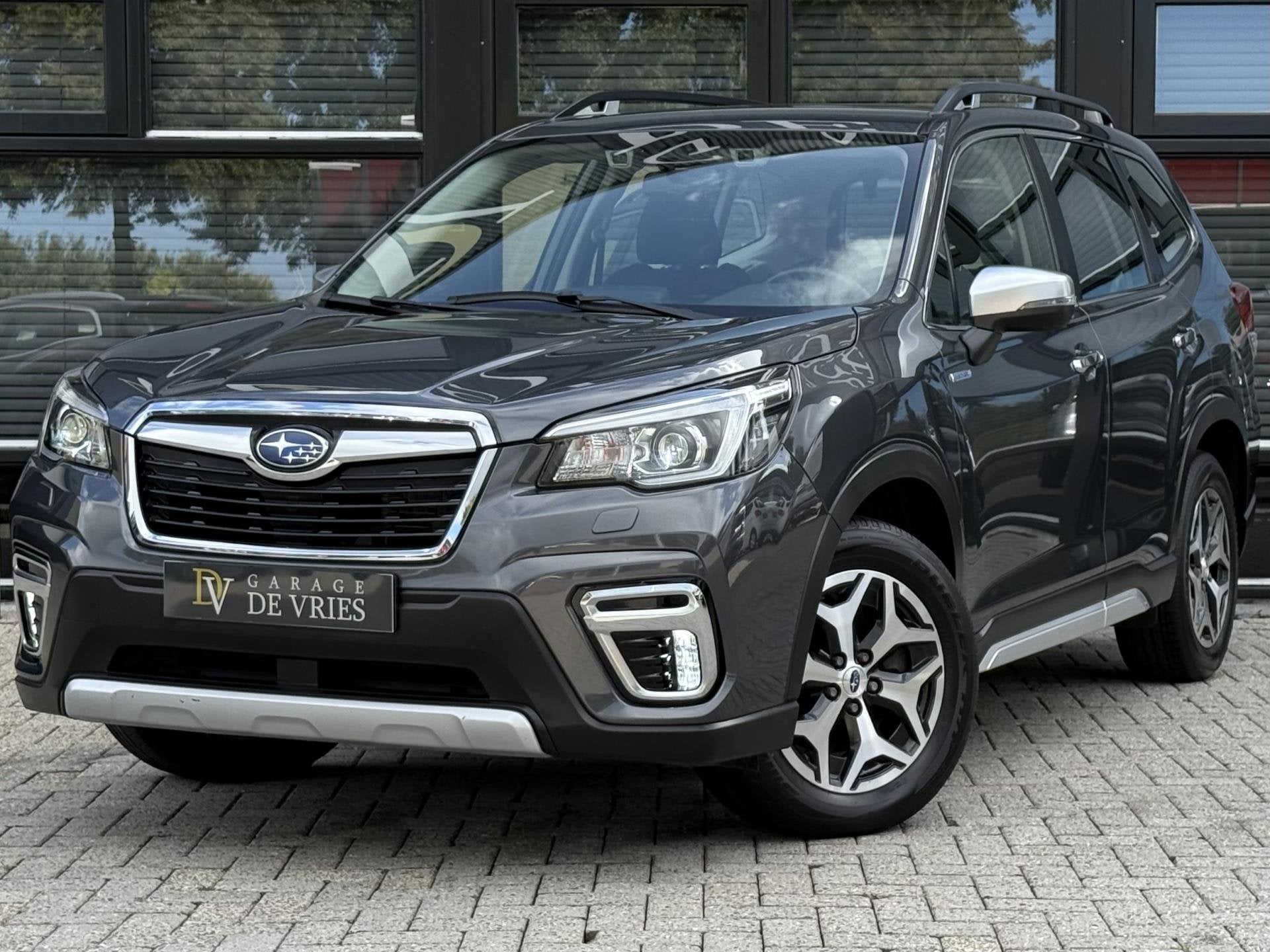Subaru Forester 2.0i e-BOXER Premium Aut ACC 1900KG Trekgewi, Auto's, Subaru, Automaat, Dealer onderhouden, Zwart, 4 cilinders