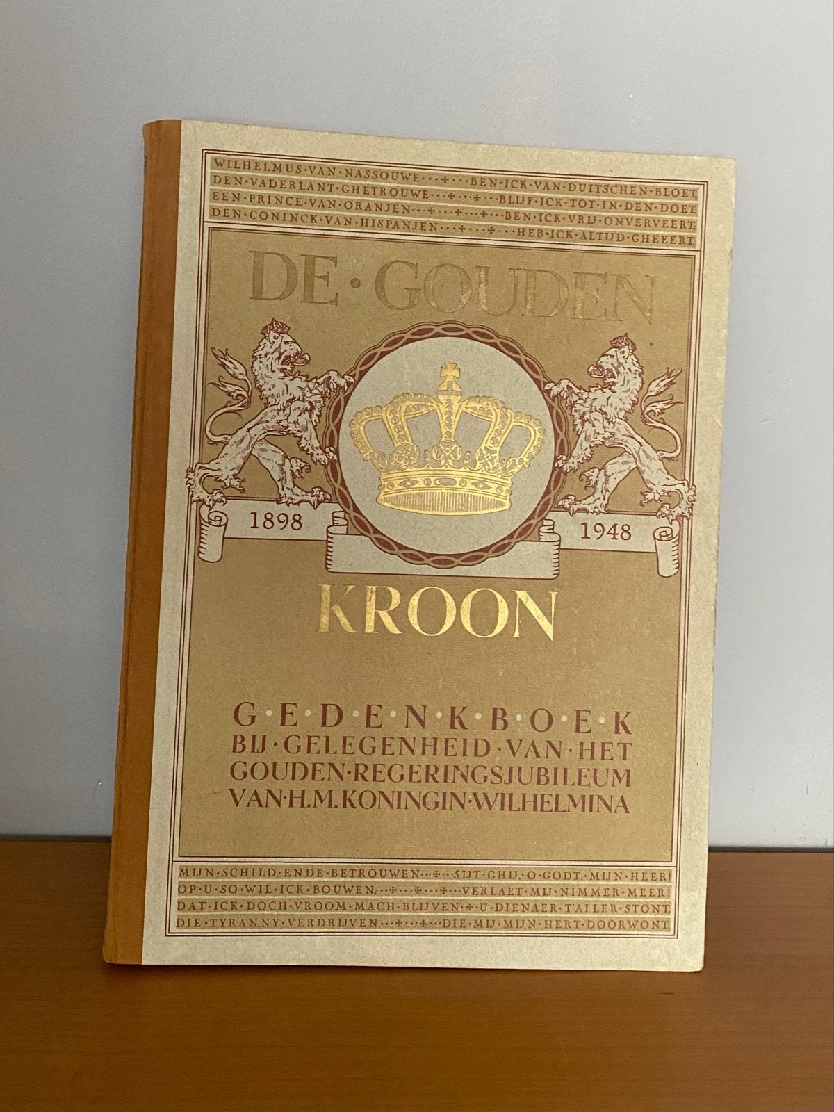 Gedenkboek De Gouden Kroon - Koningin Wilhelmina 1898-1948, Ophalen of Verzenden, 20e eeuw of later, Gelezen