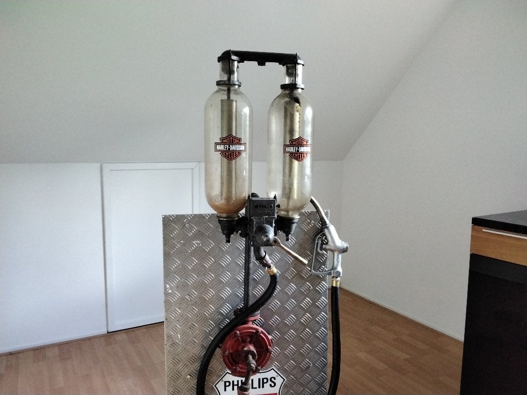 Antieke benzinepomp met glazen reservoirs, Ophalen