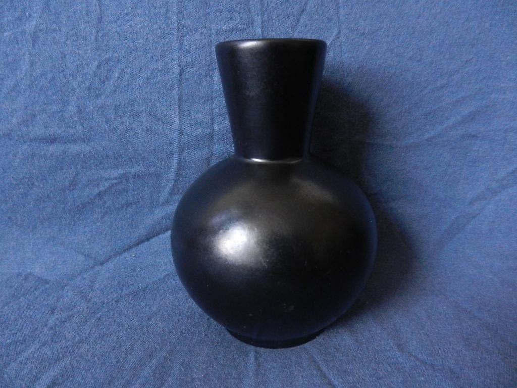 Geheel zwart plateel vaasje Gouda (Zenith?) hxd 12,4x9,1 cm, Antiek en Kunst, Ophalen of Verzenden