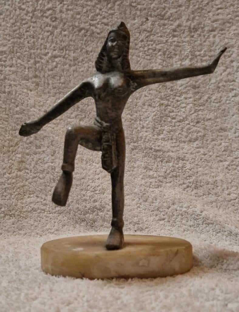 Beeldje van dansende Egyptische vrouw op marmeren voet., Ophalen of Verzenden, Zo goed als nieuw, Mens
