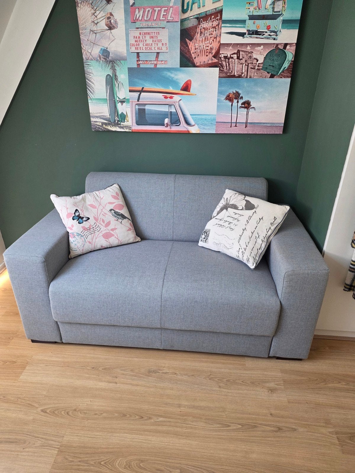 Comfortabele grijze tweezitsbank - Zo goed als nieuw, Huis en Inrichting, Ophalen, Modern, Compact, 150 tot 200 cm, Tweepersoons