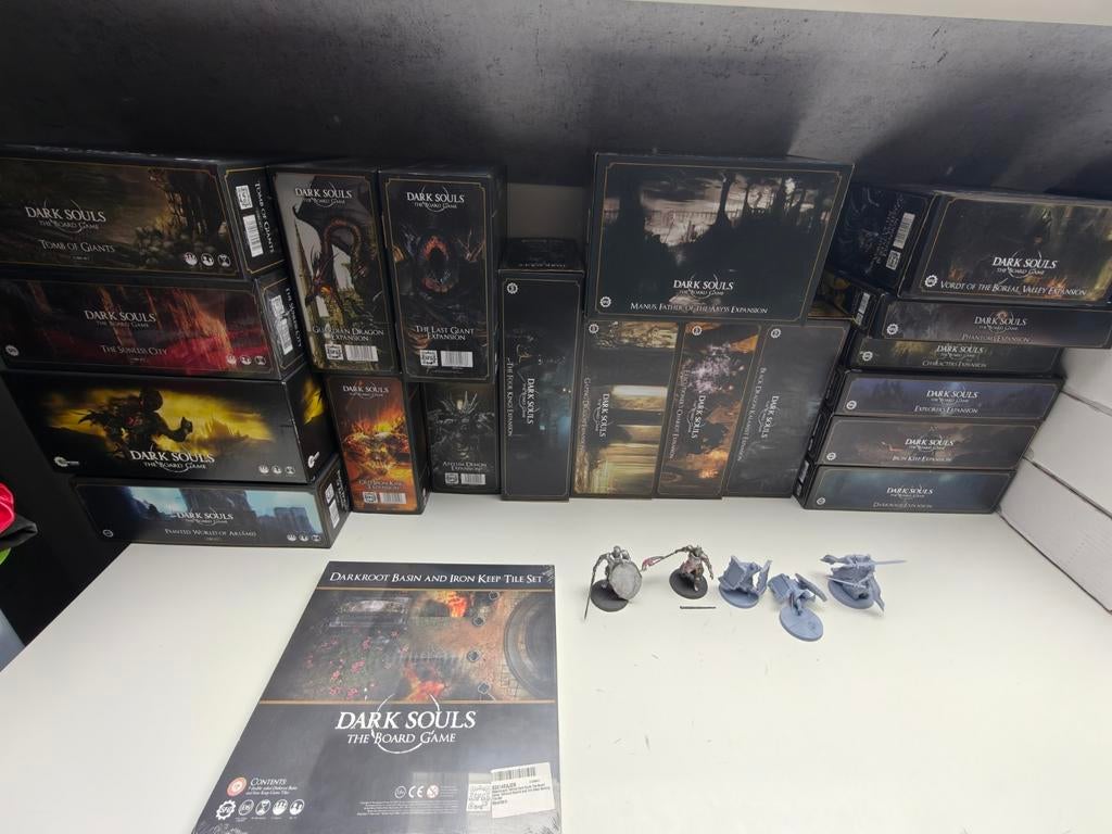 Dark Souls the Boardgame met alle uitbreidingen, Vijf spelers of meer, Ophalen of Verzenden, Zo goed als nieuw, Steamforged Games