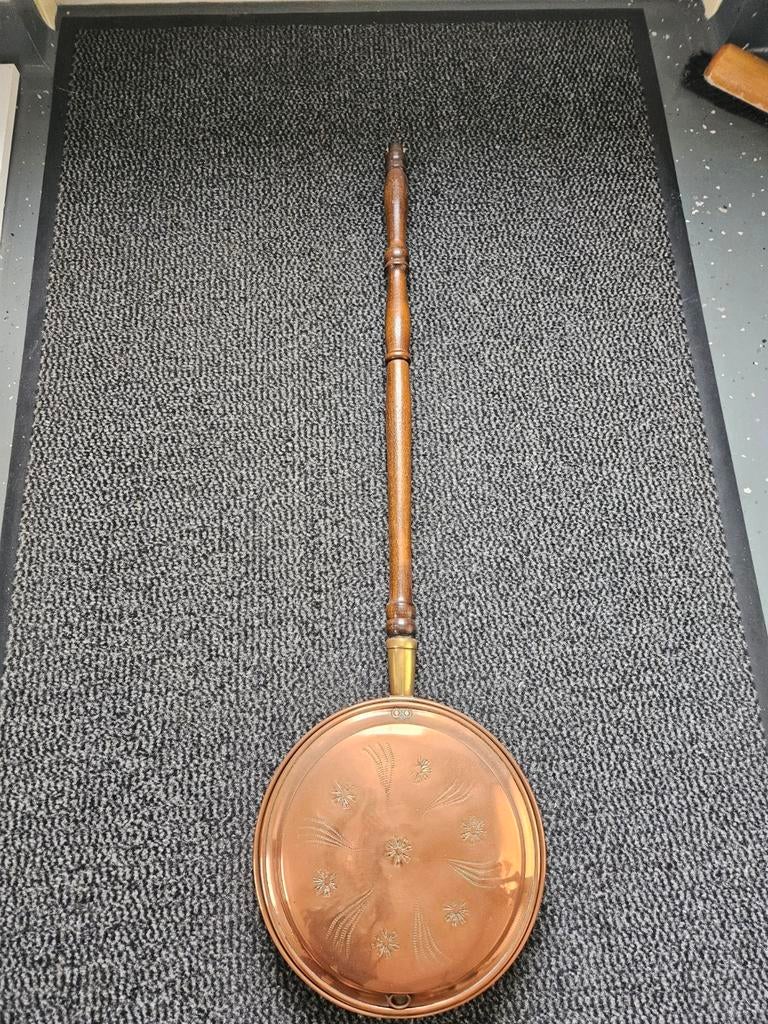 Antieke koperen beddenpan met houten steel, Ophalen, Koper