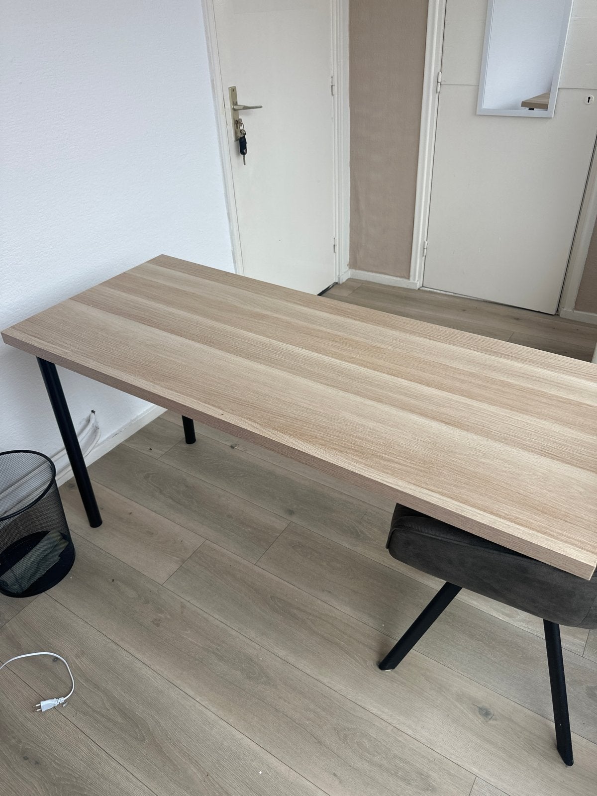 IKEA Bureau met 2 zwarte poten - Modern en functioneel, Ophalen, Zwart, Hout, Zo goed als nieuw
