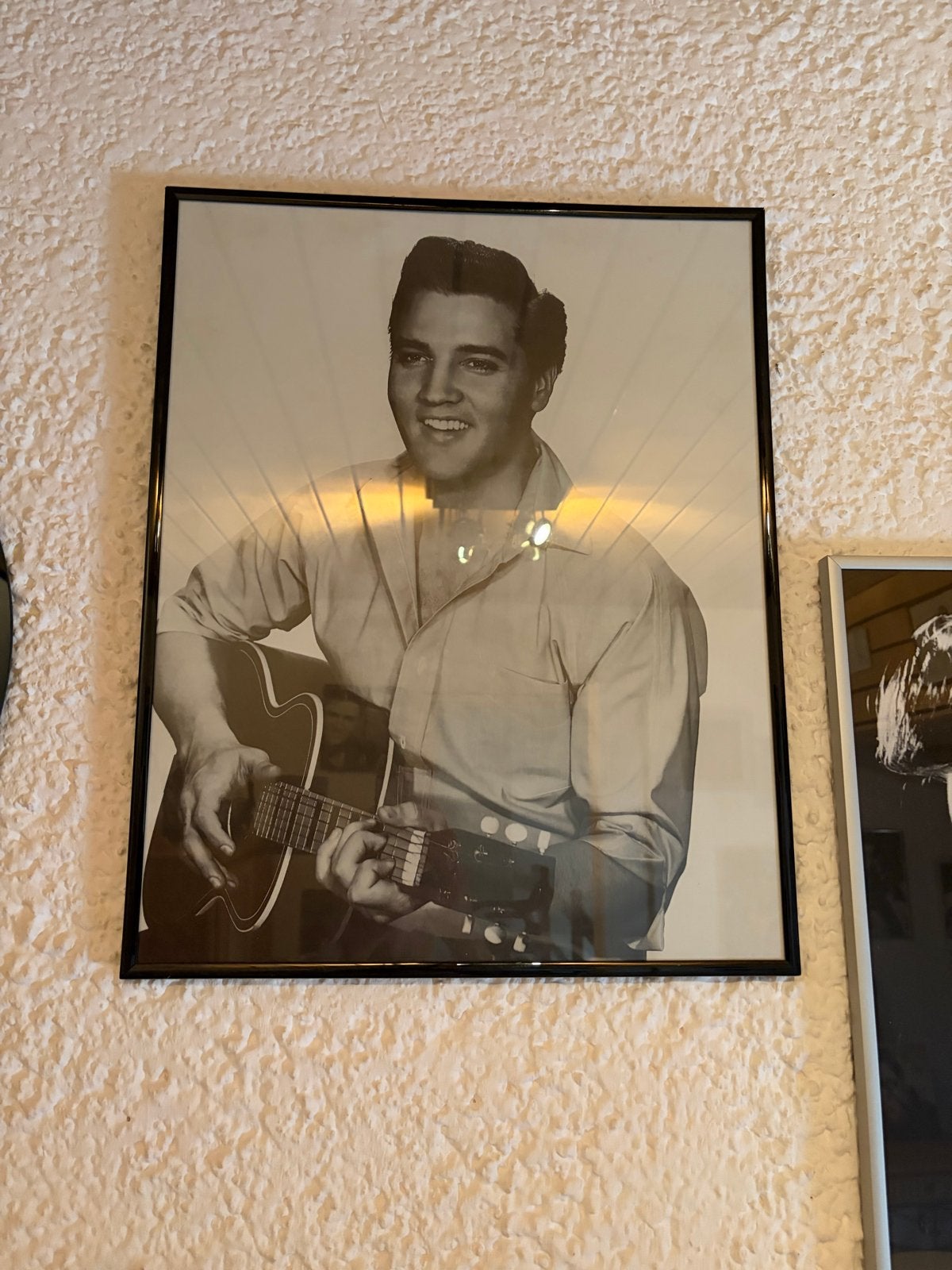 Ingelijste zwart-wit foto van Elvis Presley met gitaar, Ophalen, 50 – 75, Zo goed als nieuw, Foto of Poster