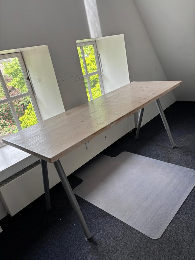 2 bureau’s gratis op te halen, Huis en Inrichting, Bureaus, Ophalen of Verzenden, Gebruikt
