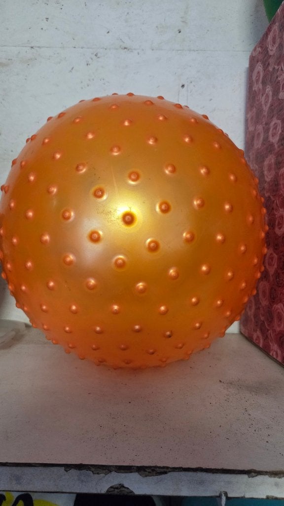 Grote oranje bal met noppen en voetbal, Ophalen, Gebruikt