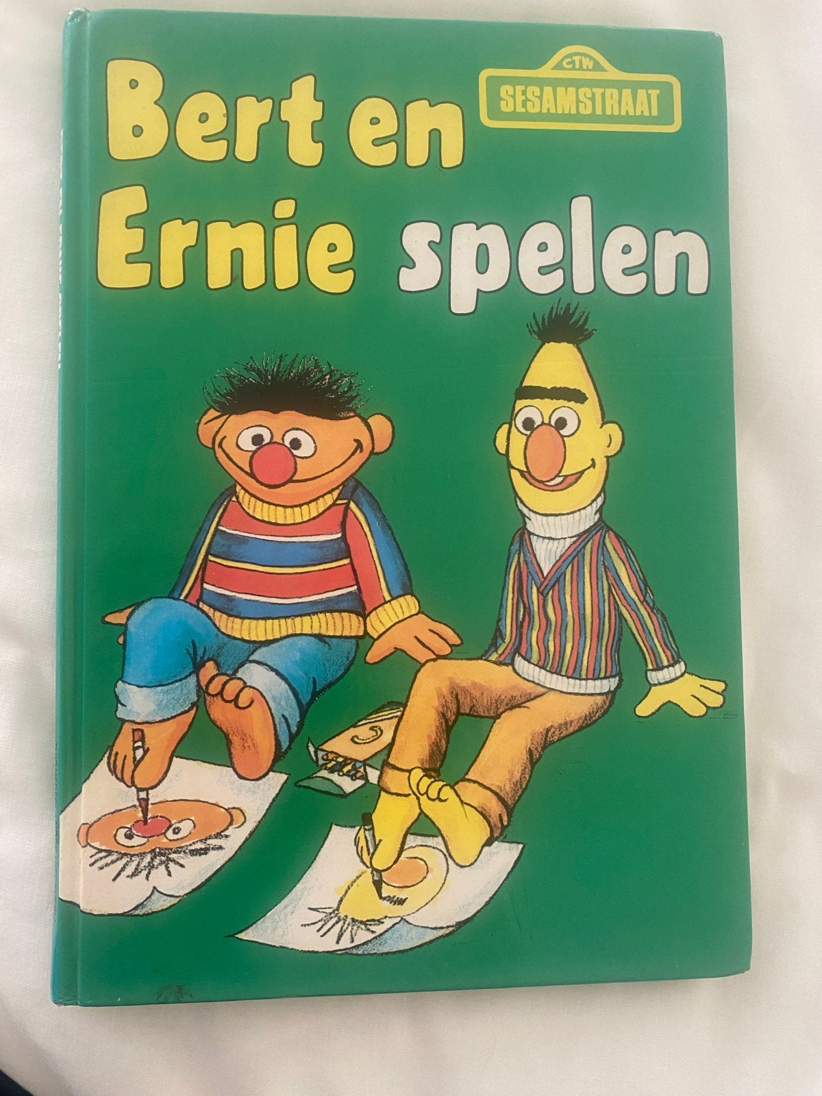 Bert en Ernie spelen - Sesamstraat boek, Ophalen of Verzenden, Gelezen, Fictie algemeen