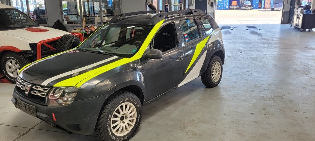 Dacia Duster Off-road wedstrijdauto T2 met FIA