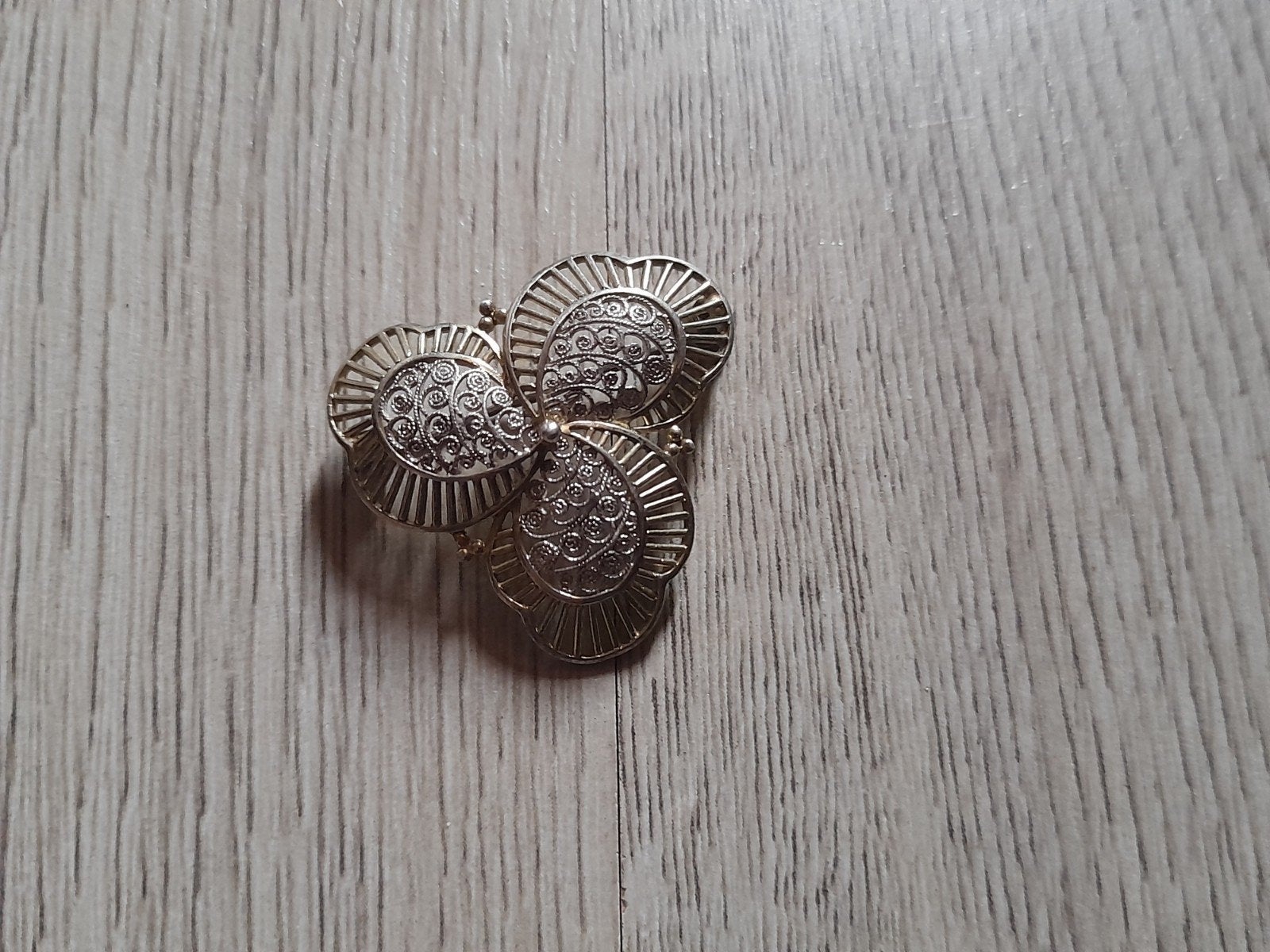 zilveren broche Spring Flower met goudkleurige tinten, Antiek en Kunst, Ophalen of Verzenden, Zilver