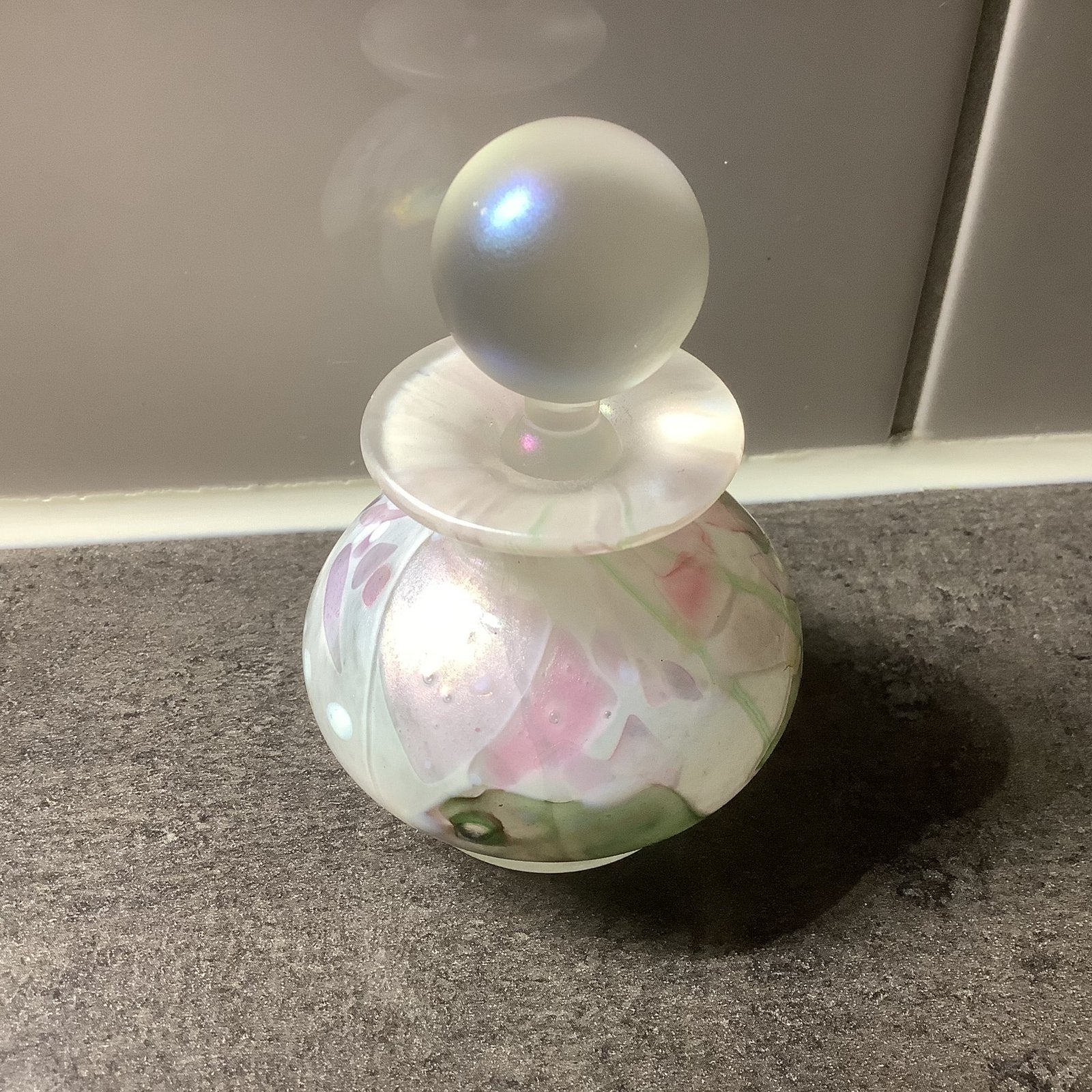 Parfumflesje , in perfecte staat,handgemaakt wight glass, Verzamelen, Ophalen of Verzenden, Zo goed als nieuw, Parfumfles