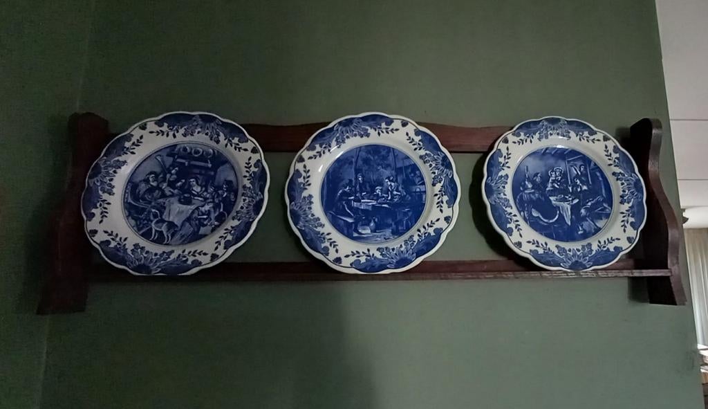 3 oude Delfs blauwe borden op bordenrek, Antiek en Kunst, Antiek | Wandborden en Tegels, Ophalen
