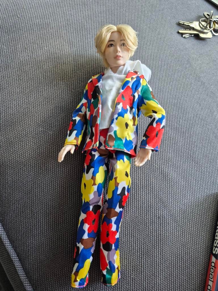 BTS Mattel Fashion Doll - V met kleurrijk pak, Ophalen of Verzenden, Zo goed als nieuw, Overige typen