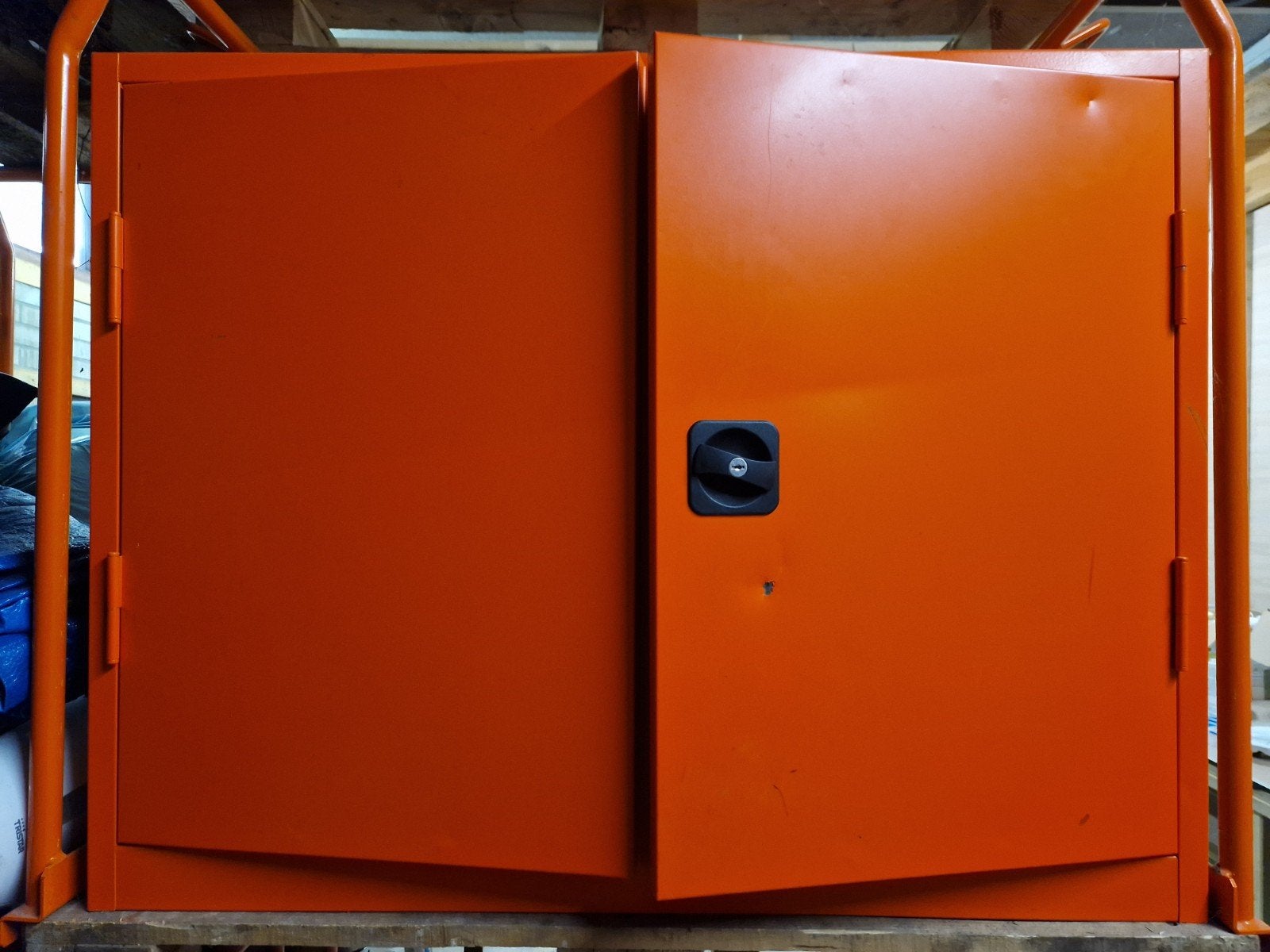 Oranje metalen kast met dubbele deuren, Ophalen of Verzenden, Gebruikt