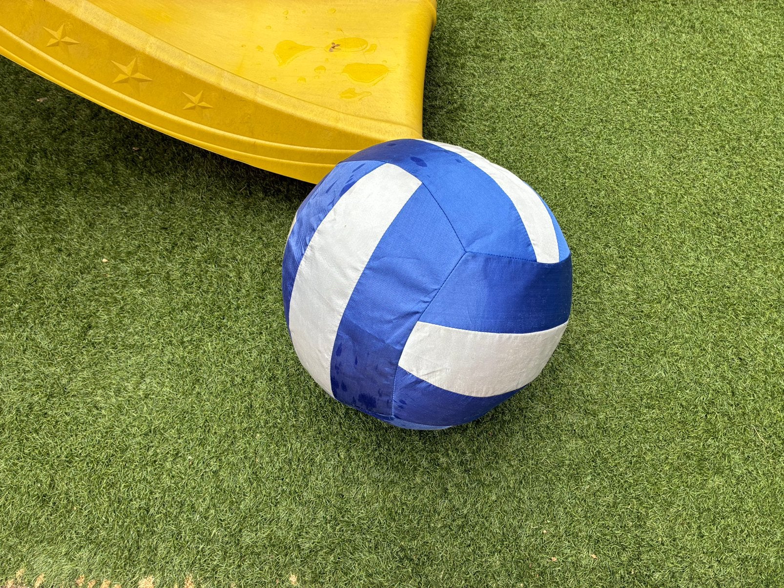 Gratis opblaasbare strandbal blauw/wit, Kinderen en Baby's, Ophalen, Gebruikt