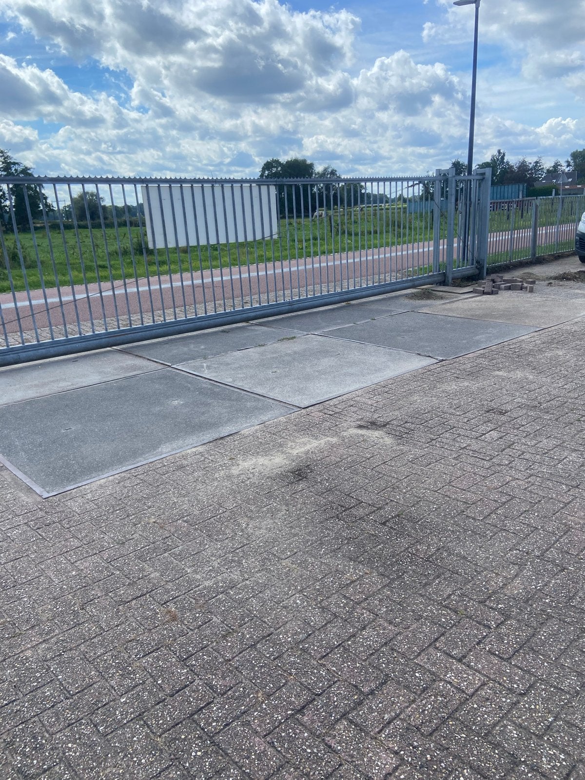 Thermisch Verzinkte Schuifpoort - 8,5m breed, 1,8m hoog, Tuin en Terras, Ophalen, Met poort, Gebruikt, Spijlenhekwerk