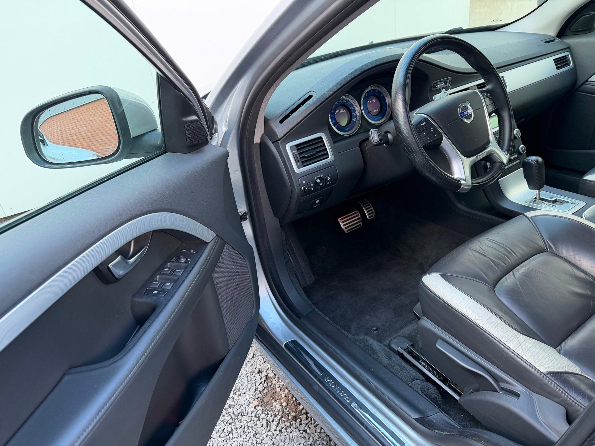 Volvo V70 2.0T R-Edition | 2011 | Automaat |, 4 cilinders, Met garantie (alle), 203 pk, Zilver of Grijs