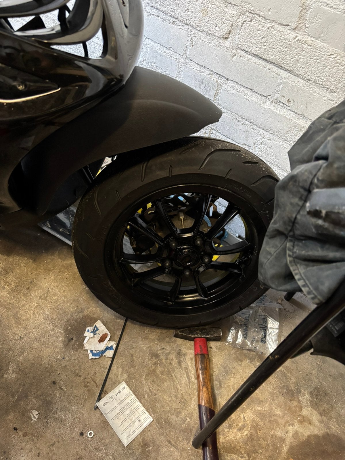 Vespa primavera velg 12inch nieuwe band semislick, Ophalen of Verzenden