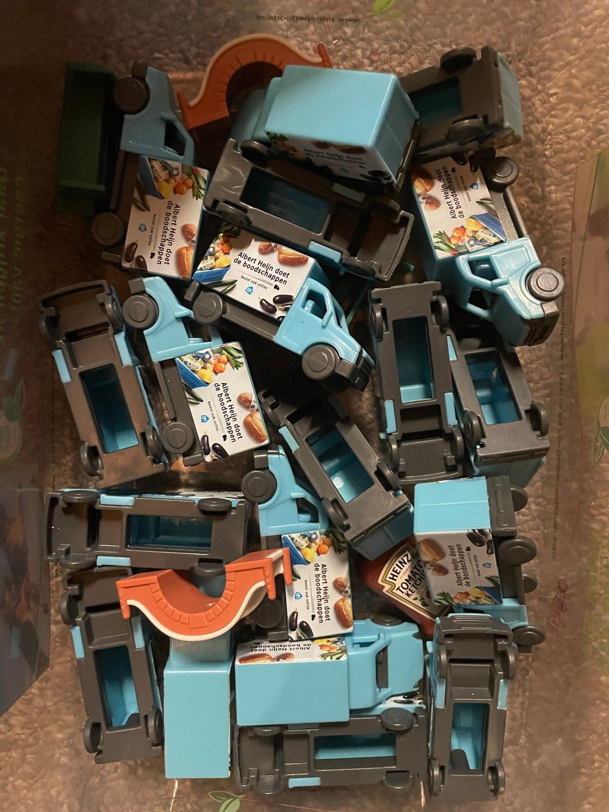 Albert Heijn mini vrachtwagens en brug (20 stuks), Ophalen of Verzenden, Gebruikt