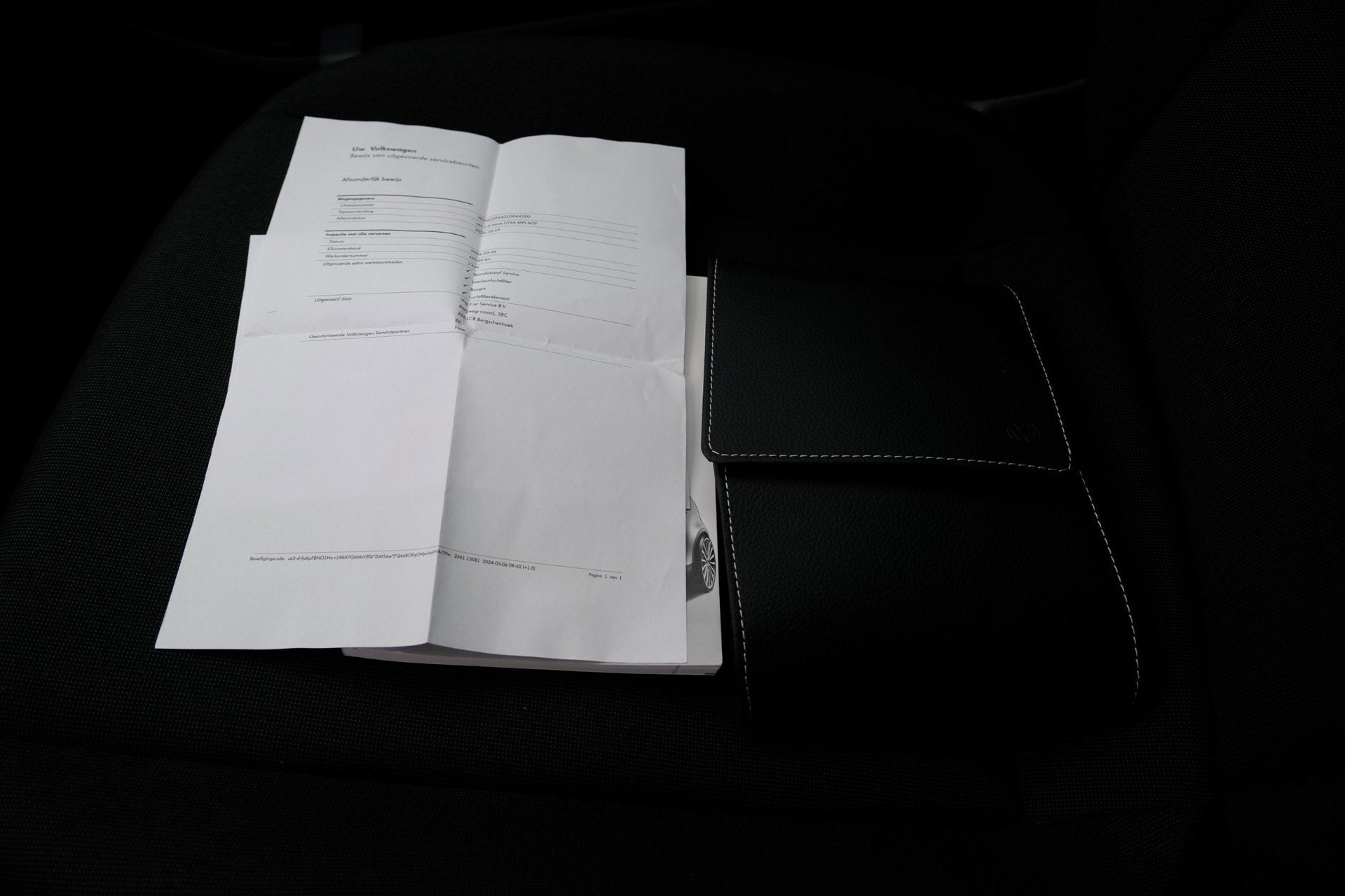 Foto 13 van Volkswagen Up! 1.0 R-Line 5-drs Airco|17" LMV|Zwart dak|PDC