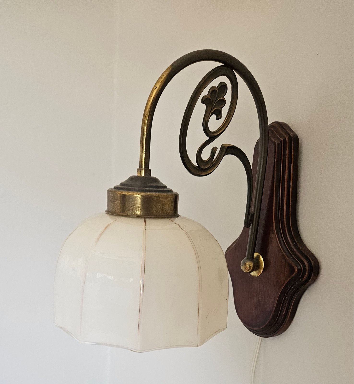 Vintage wandlamp met houten achterplaat en opaline kap, Antiek en Kunst, Ophalen