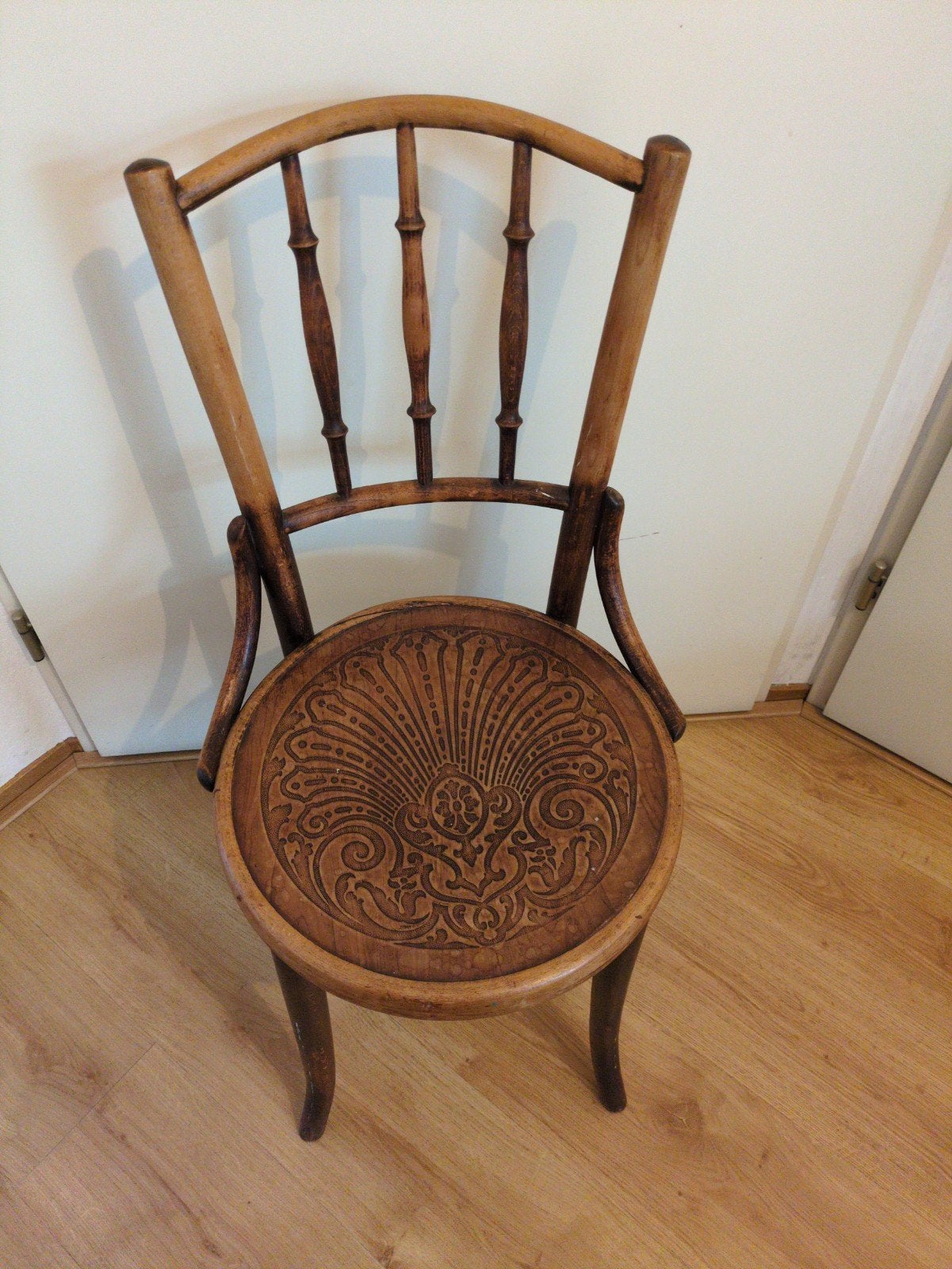Antieke Fischel Thonet stoel met houtsnijwerk, Antiek en Kunst, Ophalen