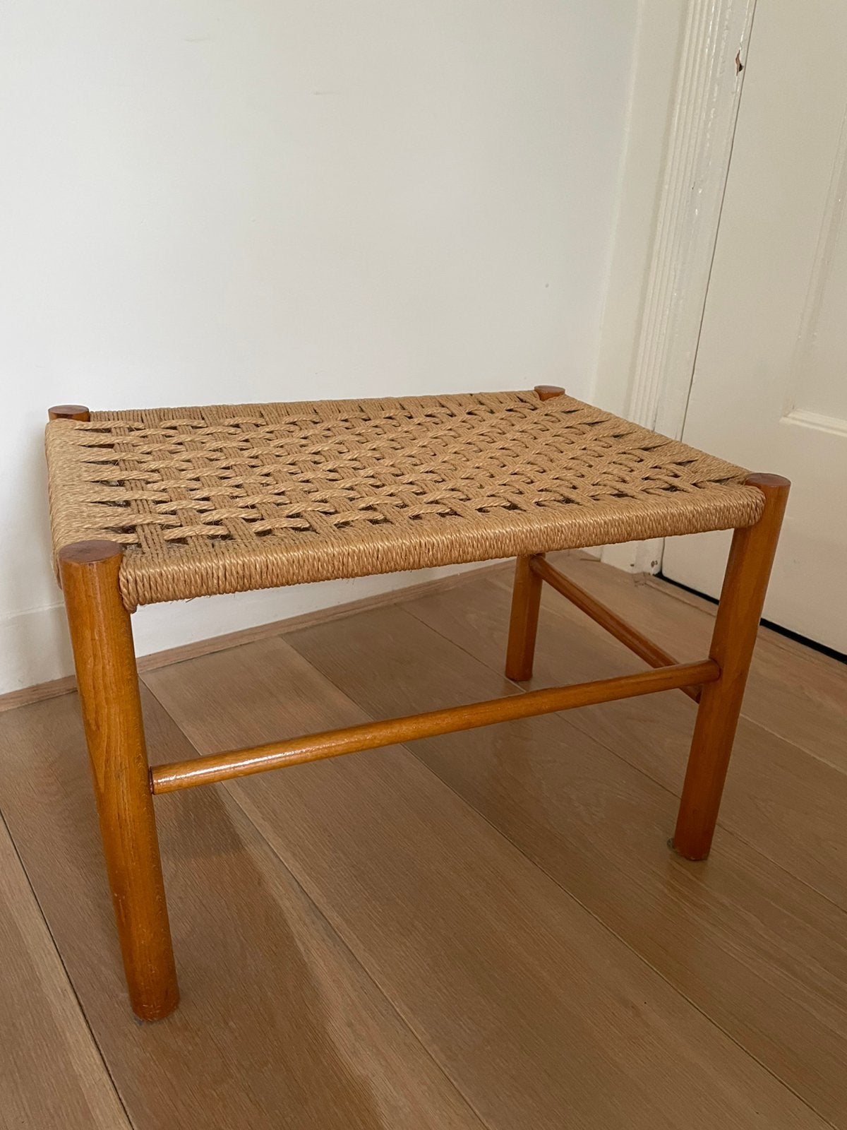 Vintage krukje /bijzettafetje met riet / rotan, Huis en Inrichting, Krukjes, Ophalen, Zo goed als nieuw, Hout