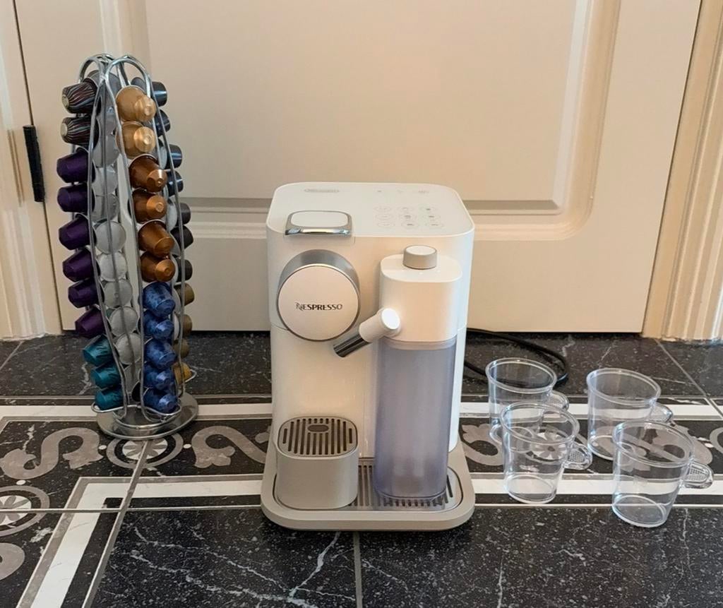 Nespressoapparaat wit met melk schuimer, Ophalen, Gebruikt, Koffiemachine, 1 kopje