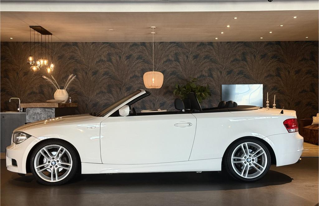 BMW 1 Serie Cabrio 118i High Exe I M-Pakket I Xenon I Navi I, Euro 5, Zwart, Cabriolet, 4 stoelen