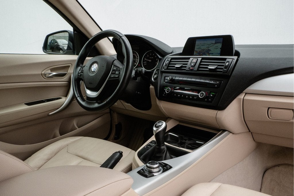 BMW 1-serie 116i 136pk Upgrade Edition Lederen int/ Stoelver, Auto's, BMW, 1-Serie, Euro 5, Gebruikt, Beige