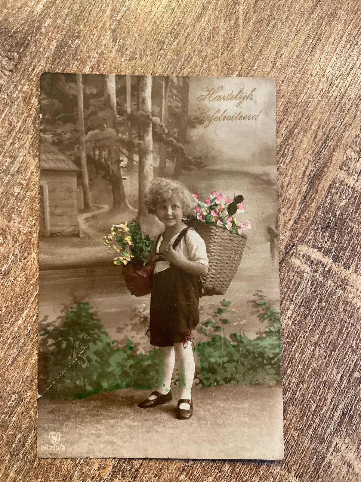 Oude Ansichtkaart: Meisje met Bloemen en Mand - 'Hartelijk G, Ophalen of Verzenden, Gelopen