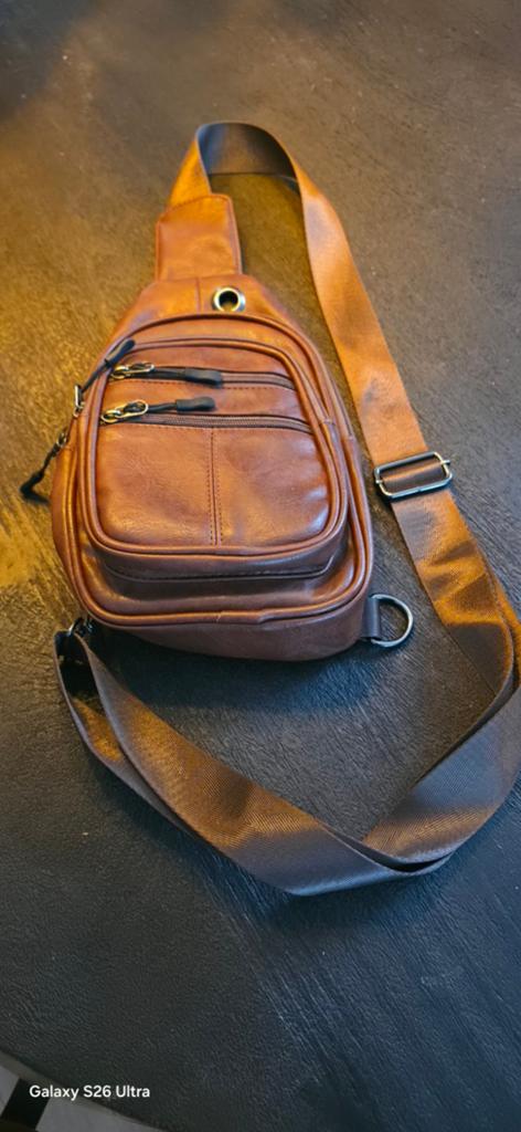 Bruine leren sling bag / schoudertas, Overige merken, Minder dan 30 cm, Ophalen of Verzenden, Minder dan 25 cm