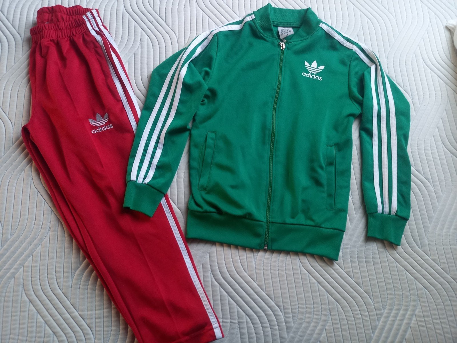 Adidas rode broek 10 jaar en groene adidas jas 12 jaar, Ophalen of Verzenden, Gebruikt, Jongen of Meisje