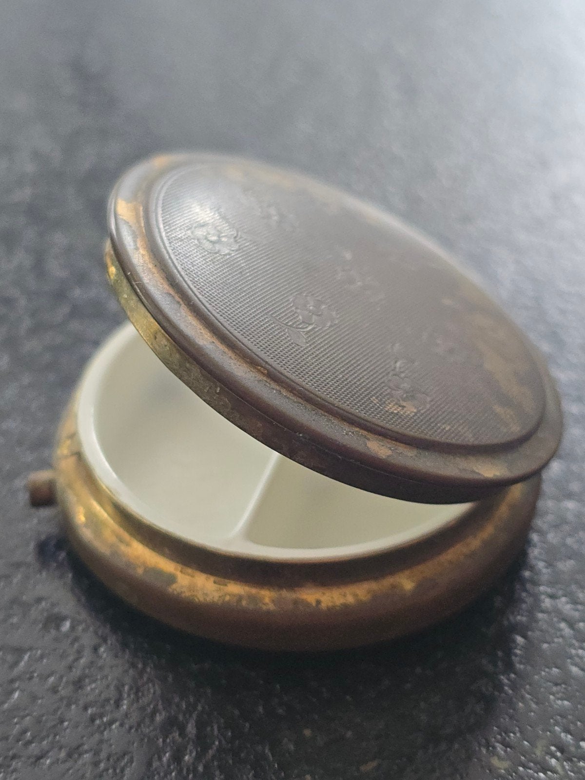 Vintage Kigu Of London gouden pillendoosje met spiegel €12,5, Antiek en Kunst, Ophalen of Verzenden