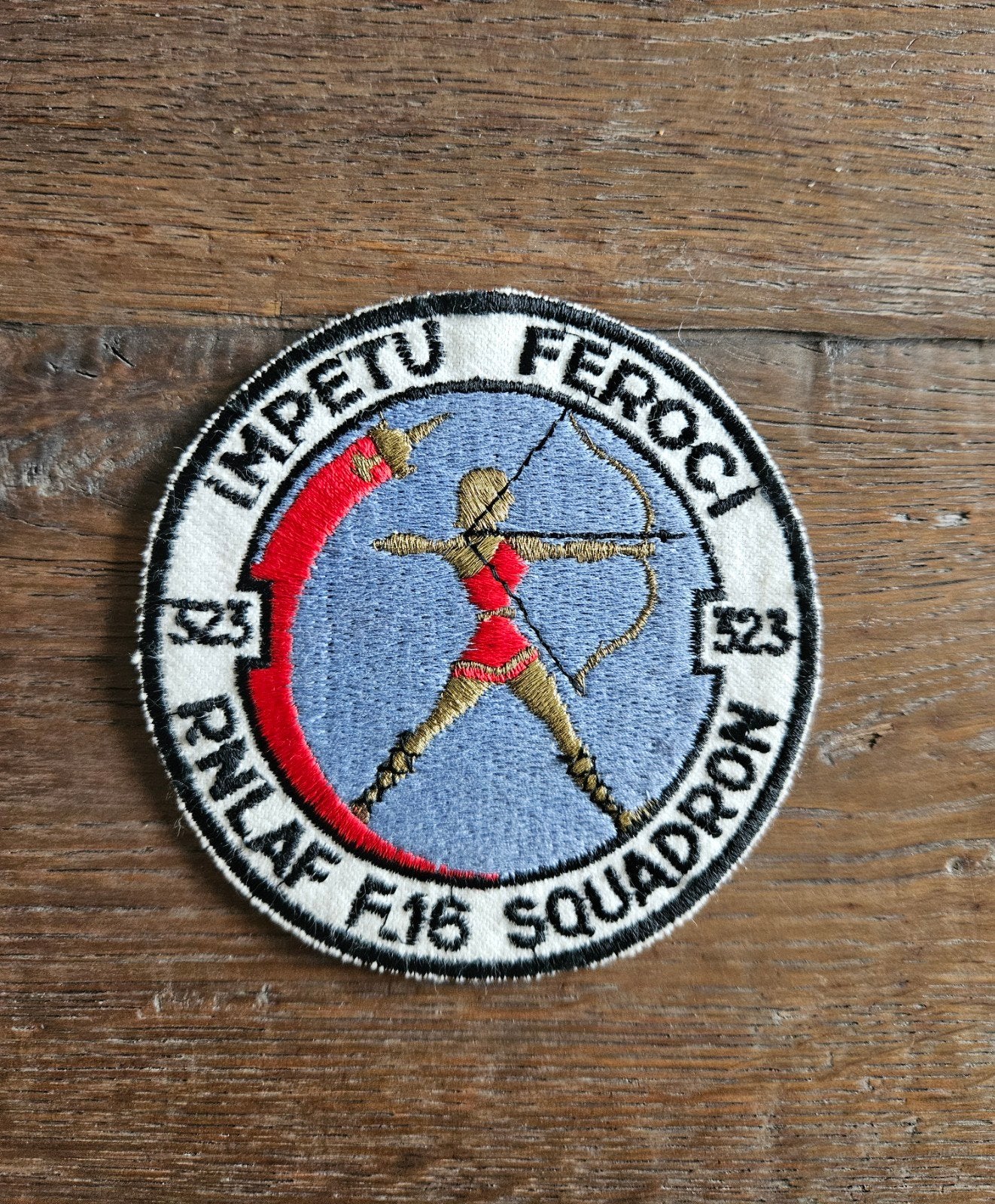 323 SQN badge jaren 80/90, Ophalen of Verzenden, Zo goed als nieuw, Patch, Badge of Embleem