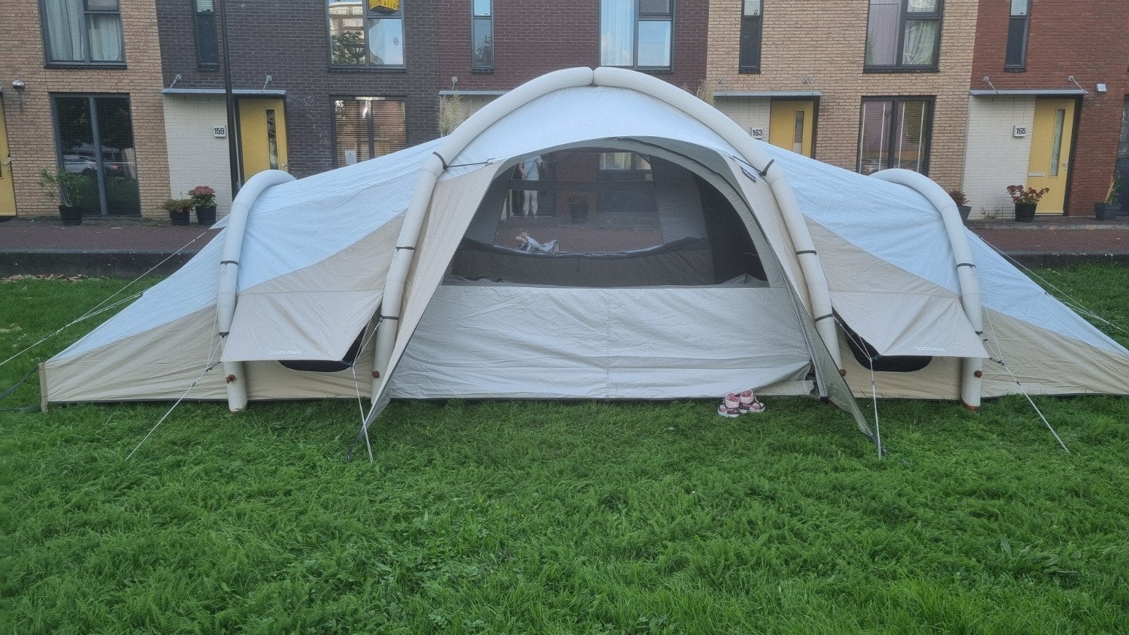QUECHUA 8 persoons Decatlhon tent wit
Opblaasbare tent 8 per, Caravans en Kamperen, Ophalen, Zo goed als nieuw, Meer dan 6