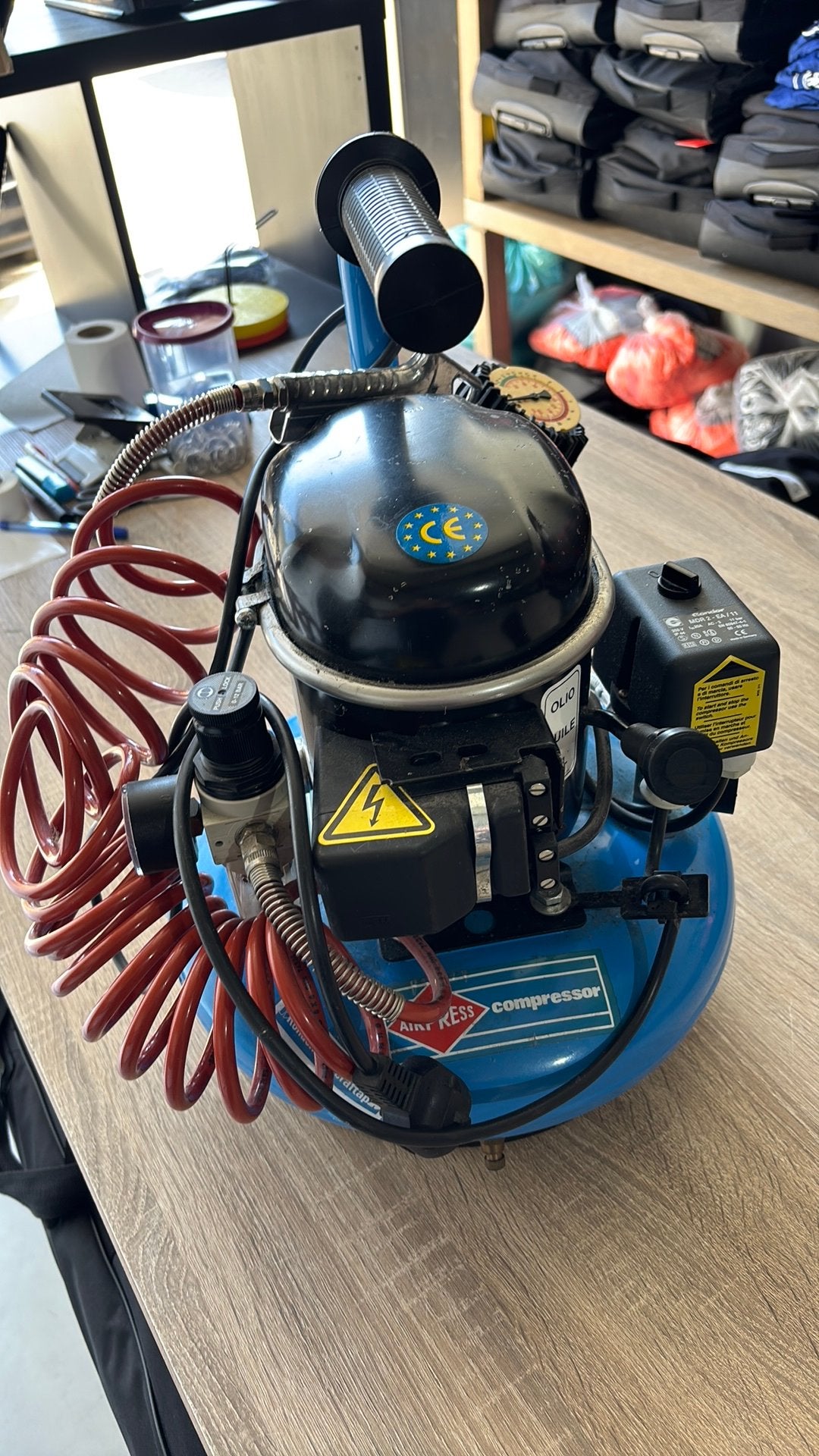 Compressor, Doe-het-zelf en Verbouw, 25 tot 100 liter, Ophalen, Gebruikt, Minder dan 200 liter/min
