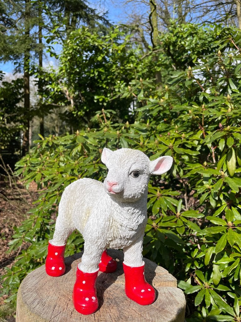 Beeld lammetje laarsjes, kinderkamer, babykamer Rood 30cm, Ophalen of Verzenden, Nieuw, Kunststof, Dierenbeeld