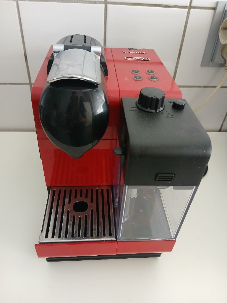 Koffiezetapparaat Delonghi Nespresso z.g.a.n.Werkend te zien, Ophalen, Koffiepads en cups, Koffiemachine, Zo goed als nieuw