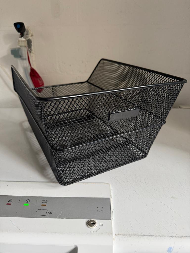 Zwarte metalen fietsmand achterop, Fietsen en Brommers, Fietsaccessoires | Fietsmanden, Ophalen of Verzenden, Gebruikt, Fietsmand