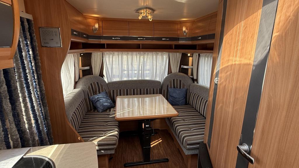 Hobby De Luxe 495 UL bouwjaar 2011 met luifel, Caravans en Kamperen, Caravans, Rondzit, Hobby, Bedrijf, Schokbreker