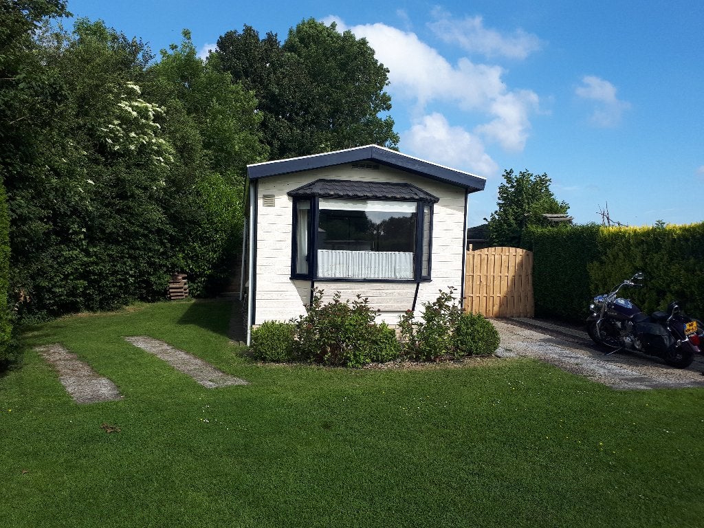 Foto 3 van te koop mooi chalet met tuinhuis naast zwem vis en vaarwater