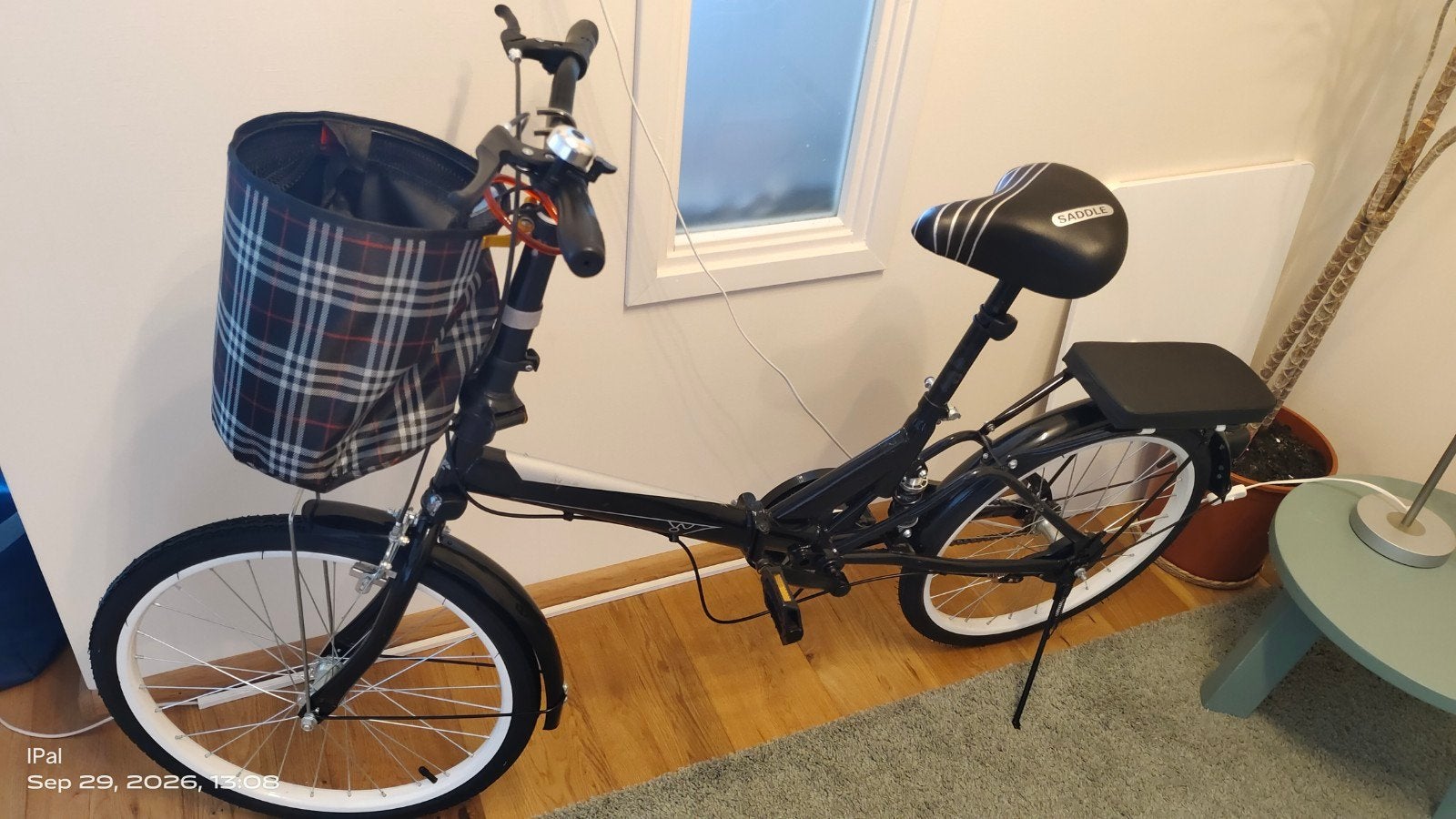 Compacte vouwfiets met mand en bagagedrager