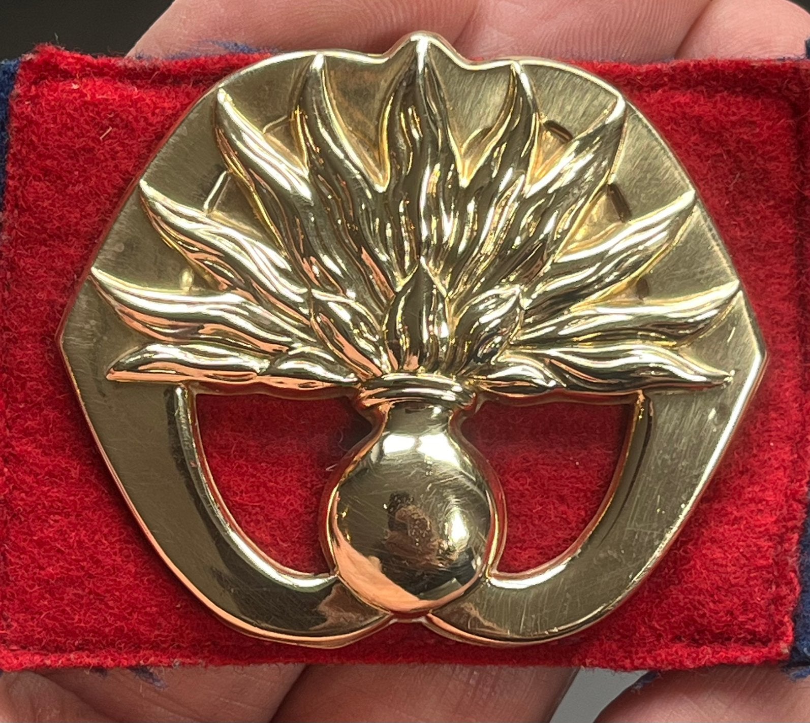 Baretembleem Grenadiers 1e model, Verzamelen, Verzenden, Landmacht, Nederland, Embleem of Badge
