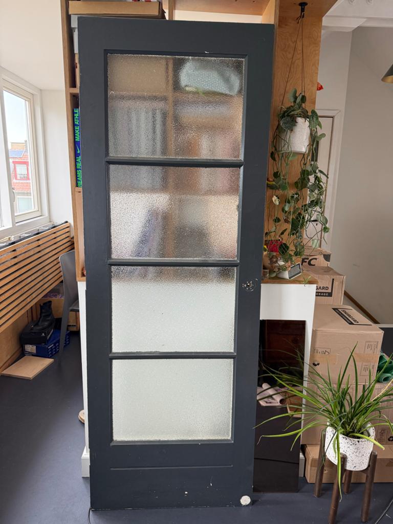 Vintage houten deur met getextureerd glas uit 1952, Doe-het-zelf en Verbouw, Deuren en Horren, Ophalen, Gebruikt, Minder dan 80 cm